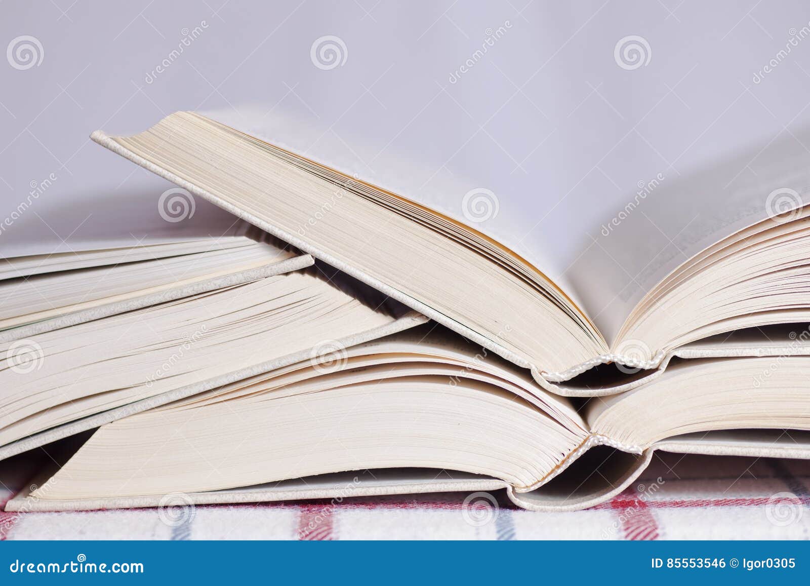 Pilha Dos Livros Abertos Foto De Stock Imagem De Abertos 85553546
