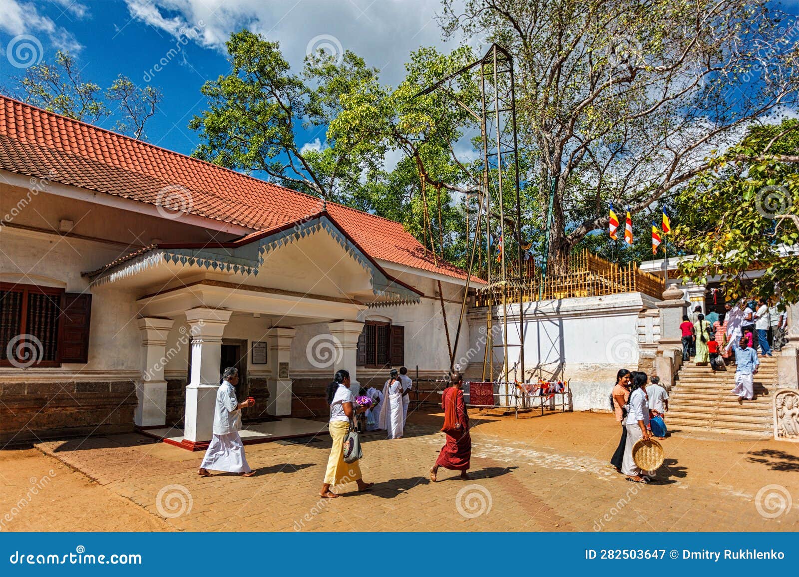 Piligrims Visiting Sri Maha Bodhi Tree Sacred Buddhist Site Editorial ...