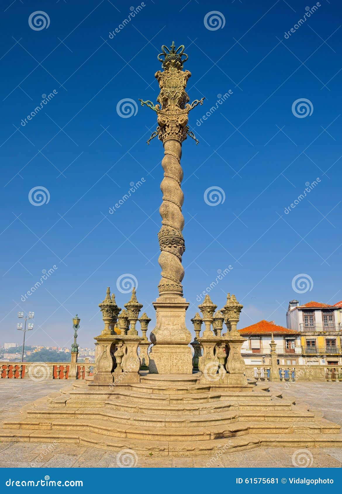 Porto, Portugal - 27 september, 2018: Group of tourists looks at map on  stairs of Pillory of Porto against Se cathedral, Portugal Stock Photo -  Alamy