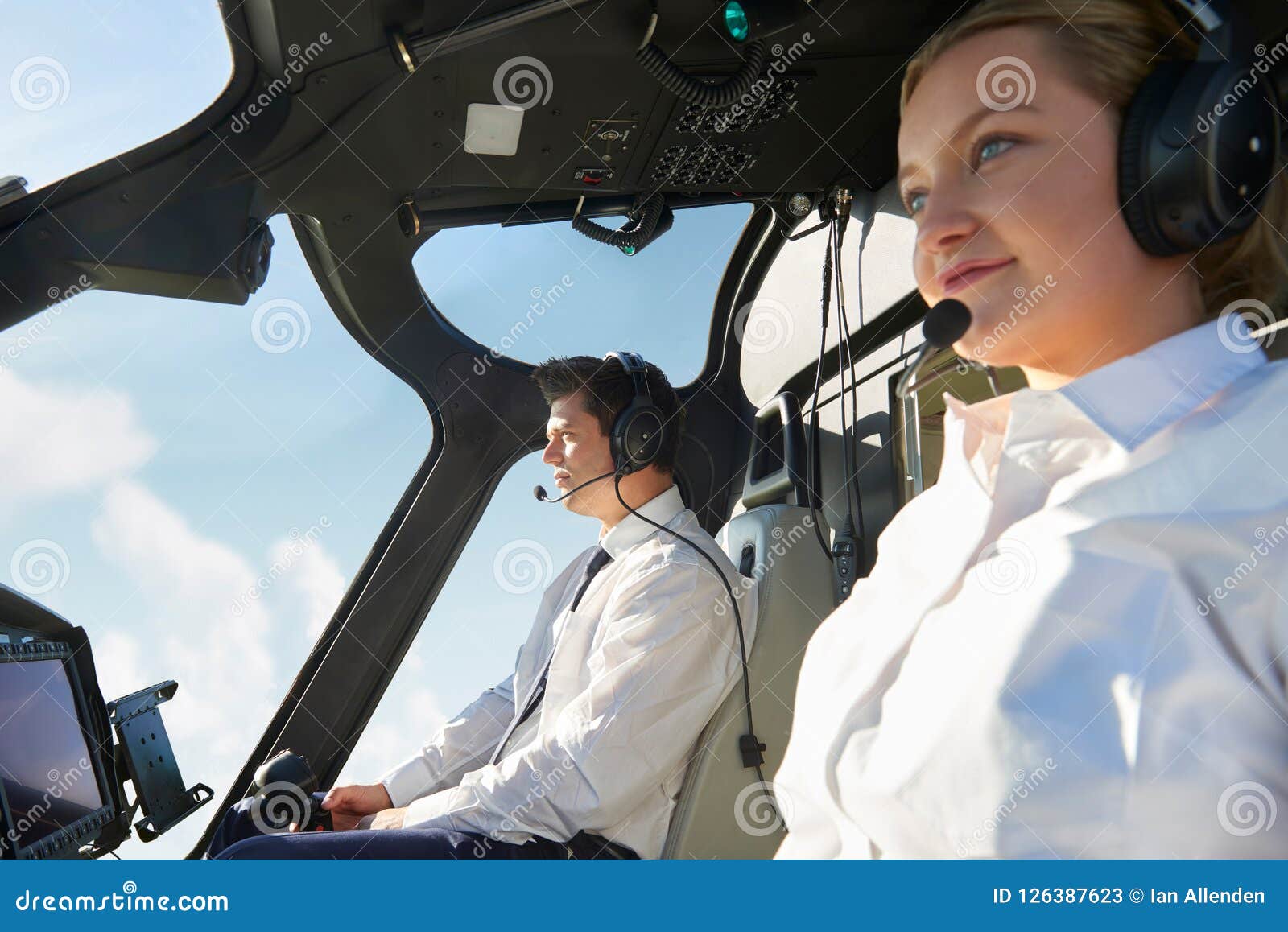 Pilota With Co Pilot in cabina di pilotaggio dell'elicottero