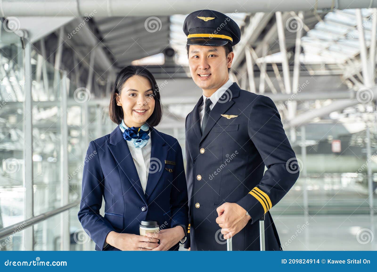 Piloto De Avión Y Azafata De Aire De Pie En La Terminal Del Aeropuerto Y  Mirando Cámara Con Cara De Sonrisa. Trabajo Y Carrera De Foto de archivo -  Imagen de carrera,