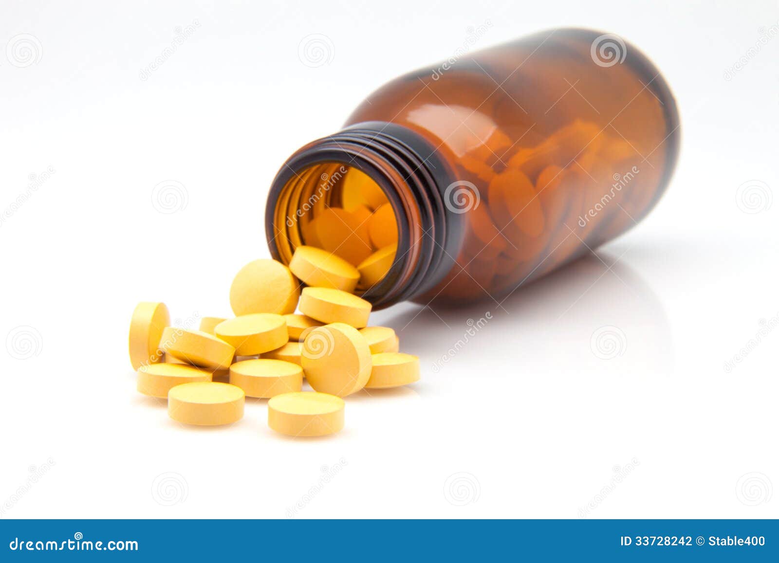 Pilules et capsules. Pilules d'une bouteille en cristal