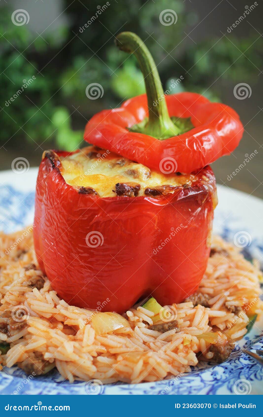 Pimenta enchida vermelha com queijo no arroz