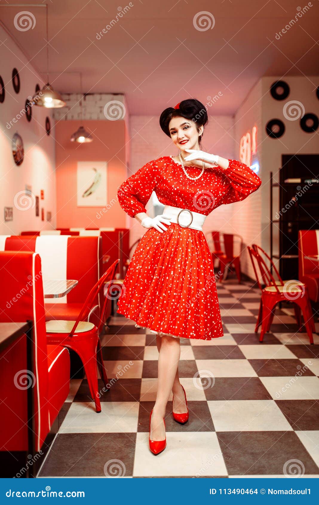 cobija plan de estudios té Pin Encima De La Mujer En Vestido Rojo Con Los Puntos Blancos Foto de  archivo - Imagen de punto, viejo: 113490464
