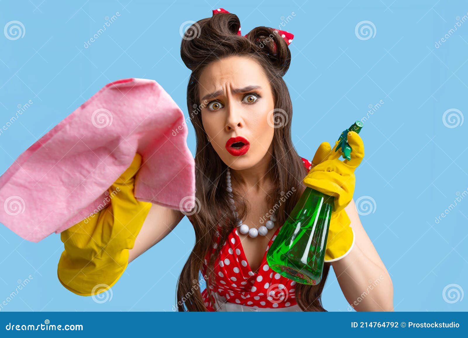 https://thumbs.dreamstime.com/z/pin-up-mujer-con-problemas-en-pantalla-de-limpieza-vestido-retro-detergente-y-trapo-guantes-goma-sobre-fondo-azul-problem%C3%A1tico-214764792.jpg