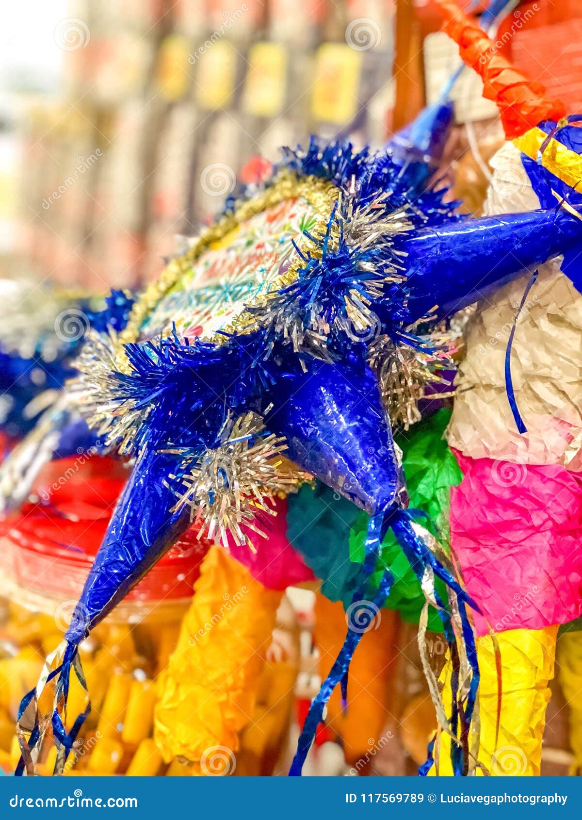 Pinatas Del Feliz Cumpleaños Para La Venta Imagen de archivo - Imagen de  almacén, mexicano: 117569789