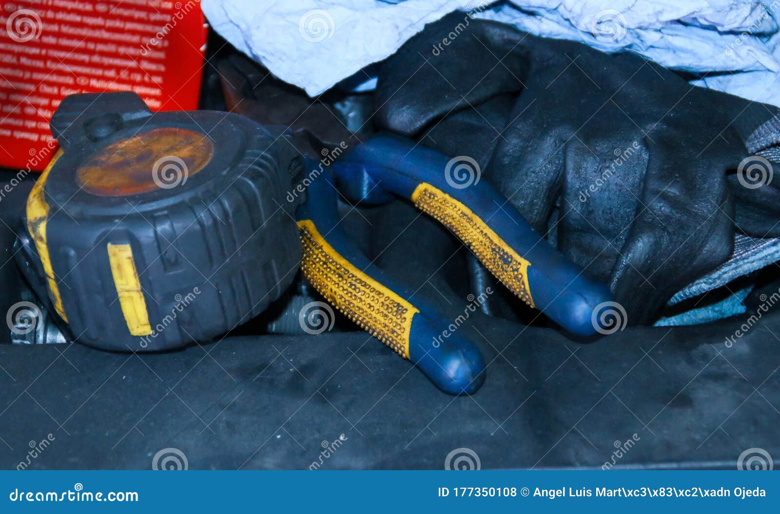 Pince Contaminées Et Mètre-ruban De Gants Dans Un Atelier Mécanique. Photo  stock - Image du graisse, atelier: 177350108