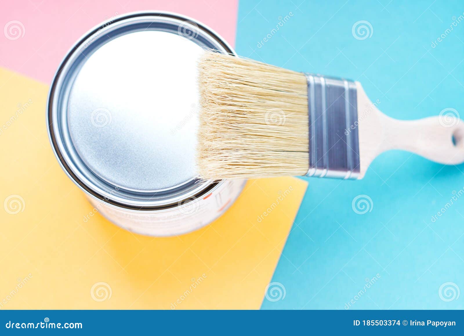 Pinceau Avec Peinture Colorée Pour La Rénovation De La Maison Et