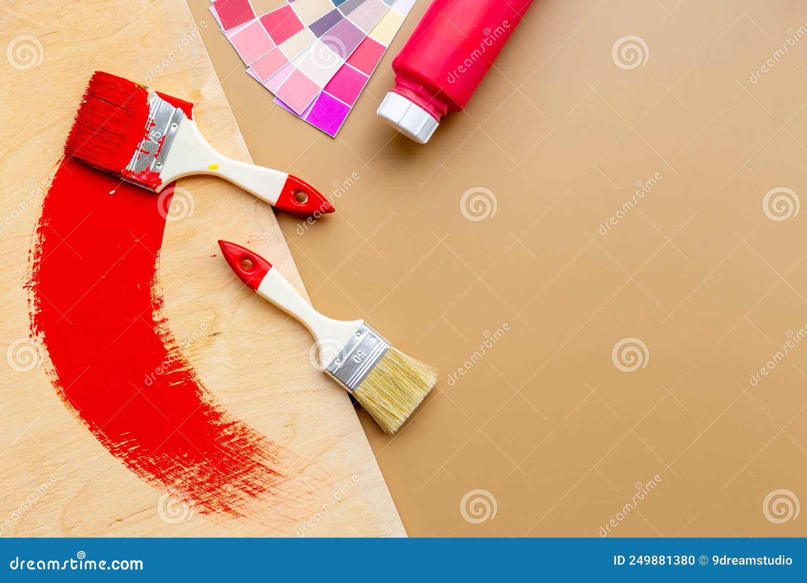 Pinceau Avec Peinture Colorée Pour La Rénovation De La Maison Et La Peinture  Murale Photo stock - Image du choix, rénovation: 249881380