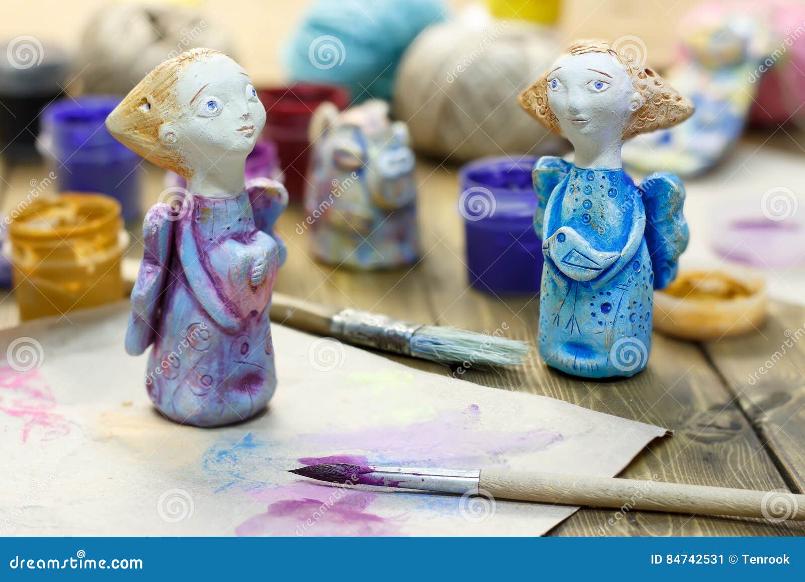 https://thumbs.dreamstime.com/z/pinceau-peinture-dans-des-pots-et-anges-faits-main-de-de-figurines-de-tendre-d-%C3%A9motion-de-la-poterie-d-argile-sur-la-table-en-84742531.jpg