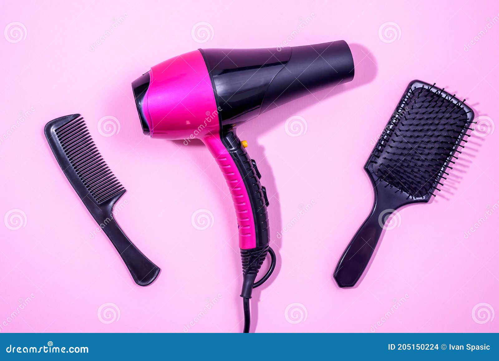 Mãos De Cabeleireiro Secador De Cabeleireiro, De Penteado, Com Secador De  Cabelo Vermelho E Pente Azul No Salão De Beleza Profissi Foto de Stock -  Imagem de seco, forma: 211947178