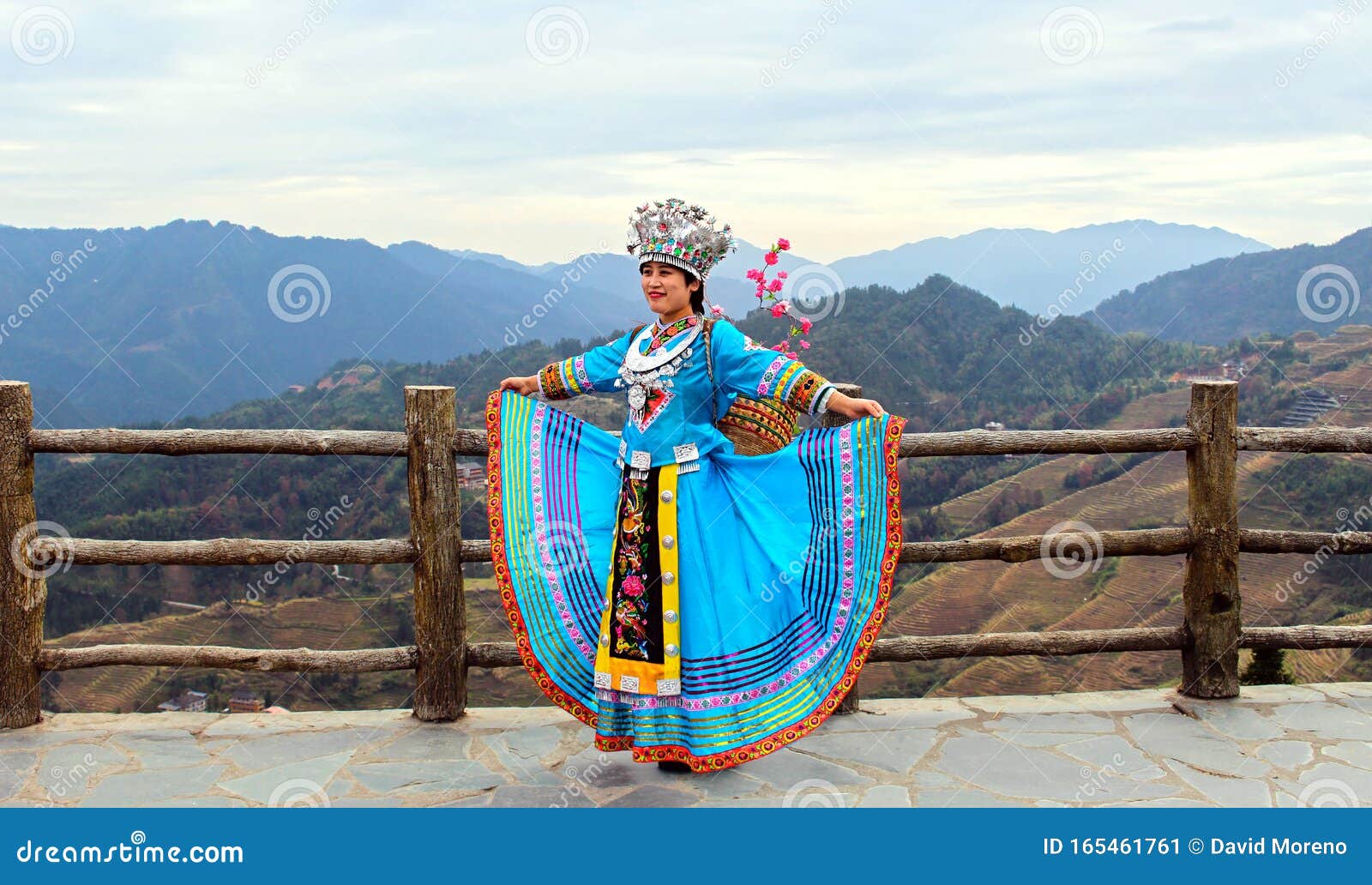 PINGYAO, SHANXI CHINA, 15 De Noviembre De 2019: Bella Mujer Asiática Con Ropa De Vestir China Hanfu De Pie Delante De Foto editorial - Imagen de ropa, chino: 165461761