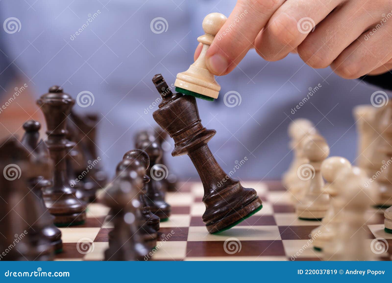 Homem derrotando rei peça de xadrez com peão - Stockphoto #26087832