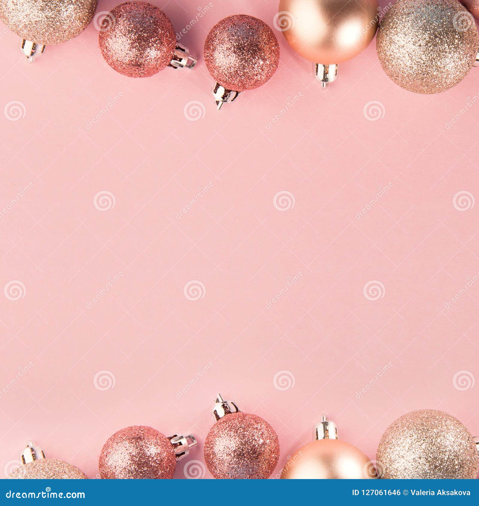 Hình ảnh nền Giáng sinh màu hồng sẽ đưa bạn vào một không gian tràn ngập yêu thương và đong đầy niềm vui. Những gam màu pastel tươi tắn, những chiếc nơ xinh xắn sẽ khiến bạn không thể rời mắt khỏi bức tranh Giáng sinh tuyệt đẹp này.