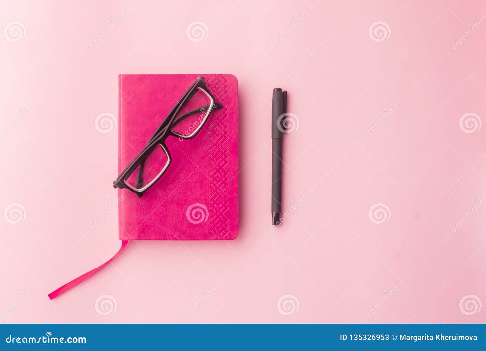 6 розовый дневник. Ручки на розовом фоне. Розовый дневник с замочком без фона. Личный дневник розовый Формат а5. Картинки с разными боксами дневниками ручками.