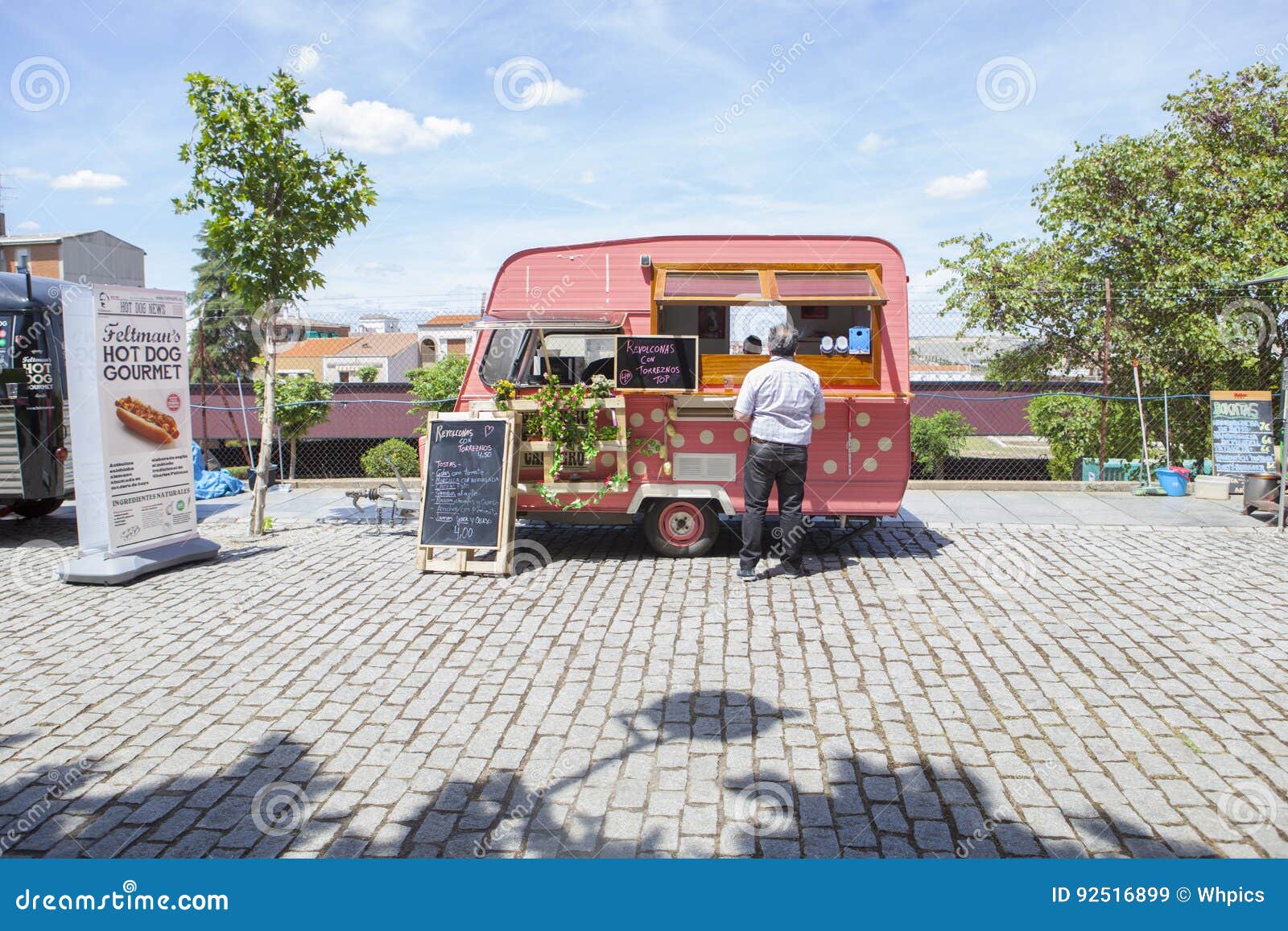 https://thumbs.dreamstime.com/z/pink-dotted-food-truck-merida-spain-may-historical-city-merida-extremadura-spain-92516899.jpg