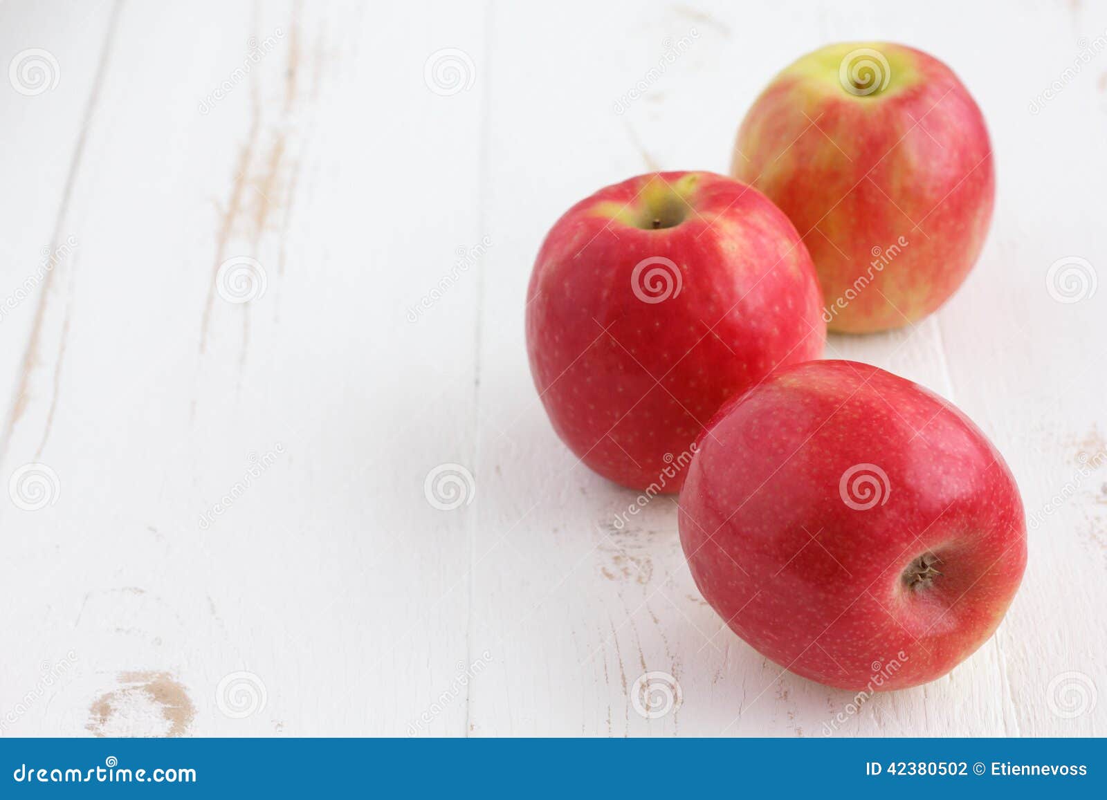 https://thumbs.dreamstime.com/z/pink-lady-apples-painted-white-rustic-wood-table-42380502.jpg