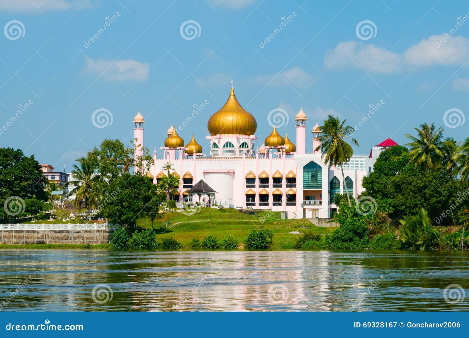 Pink Mosque In Kuching (Borneo, Malaysia) Stock Photo - Image: 69328167