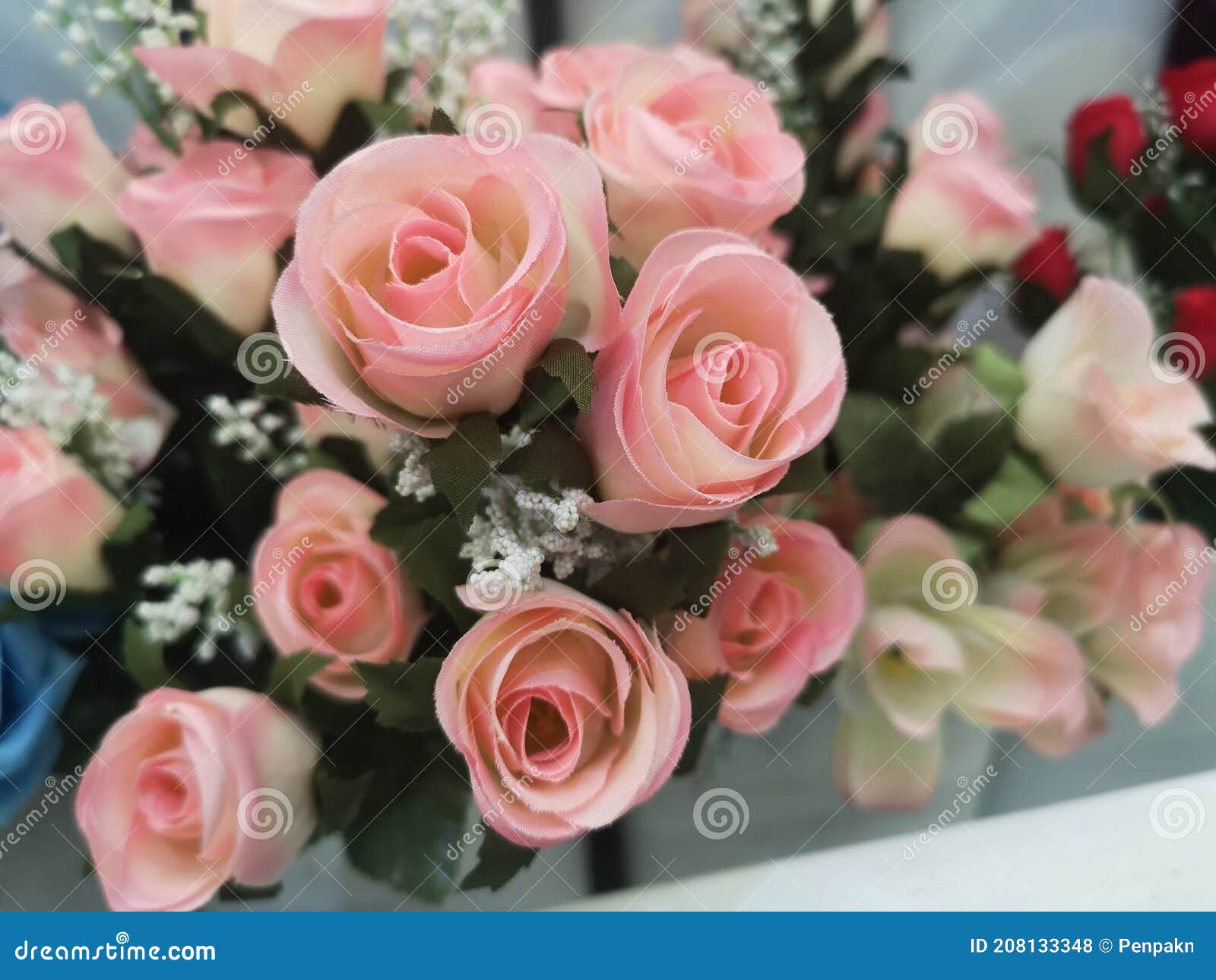 Nếu bạn yêu thích màu hồng và hoa hồng cổ, bó hoa nhân tạo đẹp màu hồng cổ và hoa hồng cổ thủ công sẽ là lựa chọn hoàn hảo cho bạn. Sự kết hợp của hai loại hoa này sẽ làm tăng thêm vẻ đẹp cho căn phòng của bạn. 