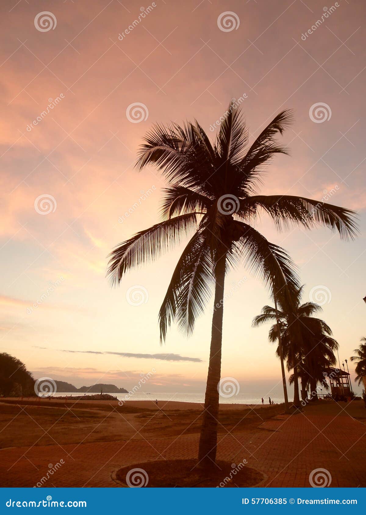 pink orange sunrise in chahuÃÂ© beach, huatulco, mÃÂ©xico.