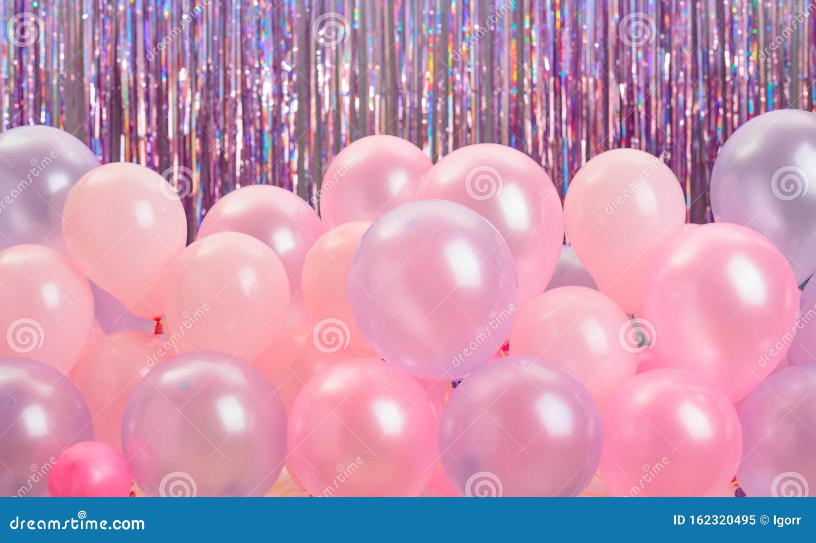 Bunches of Pink and Purple Balloons: Hãy cười nồng nhiệt với băng hình vui nhộn của bóng bay màu hồng tím tràn trề niềm vui sẵn sàng đến. Bức ảnh rất thích hợp cho các cuộc tiệc và sự kiện giải trí - hoặc hãy sử dụng nó để tạo cảm hứng cho bài thuyết trình của bạn!