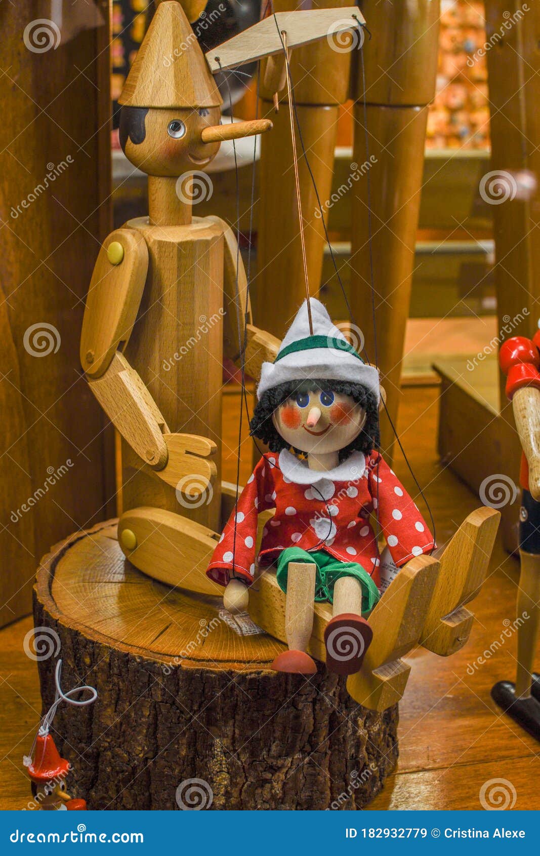 Pinocchio De Jouets En Bois. Atelier Où Le Maître Gère Les Jouets
