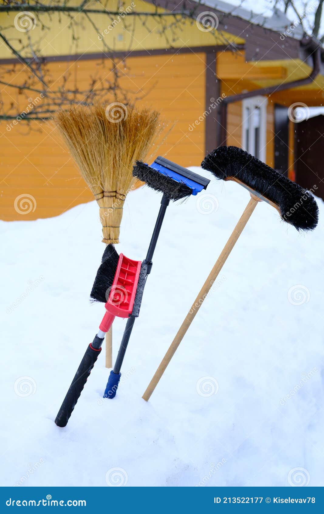 Pinseln Für Das Reinigen Des Autos Schnee Und Von Einem Besen Werden in  Einer Schneewehe Fest. Selektiver Fokus Stockbild - Bild von gummi,  manuell: 213522177