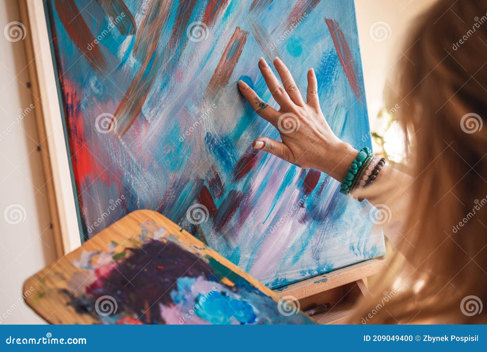 Jovem artista pinta um quadro com um pincel sobre tela, pintando  criatividade. Ilustração por ©derplan13 #418099546