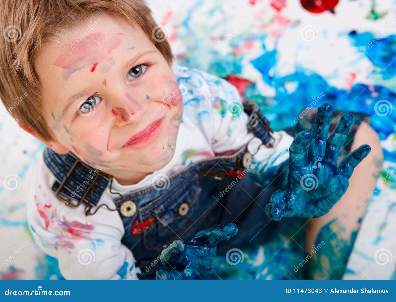 Retrato de los 5 años lindos de la pintura del muchacho en el fondo blanco