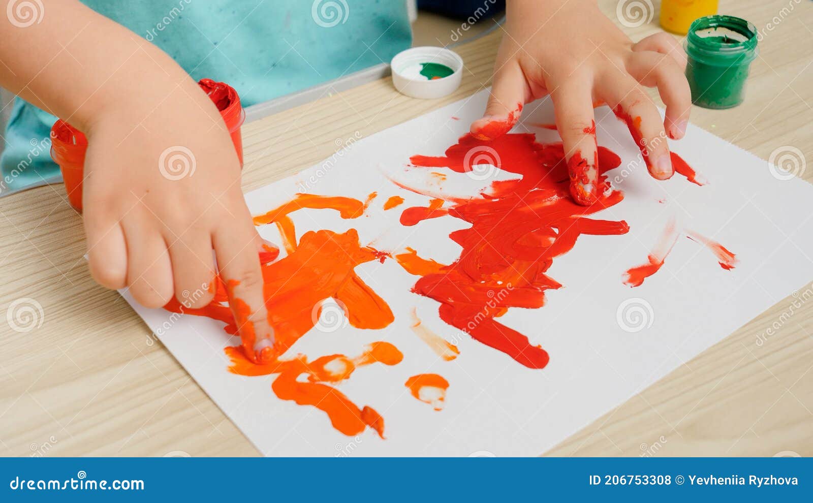 O Dedo Da Criança Está Mostrando a Cor Branca De Pinturas Da