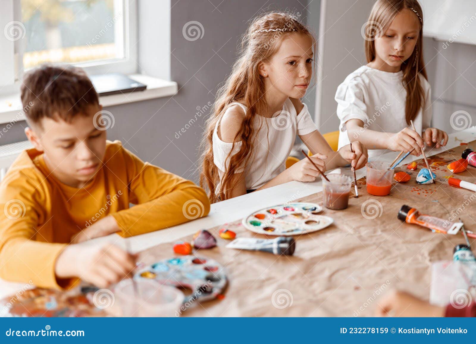 Pintura Infantil Em Papel Com Tintas Coloridas Na Escola Imagem de Stock -  Imagem de idade, vazio: 232278159