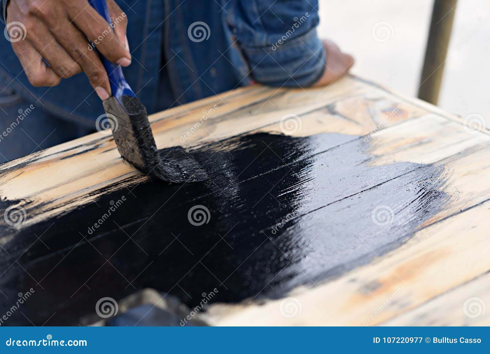 Pintura Negra Con El Cepillo En La Madera Imagen de archivo - Imagen de  color, fondo: 107220977