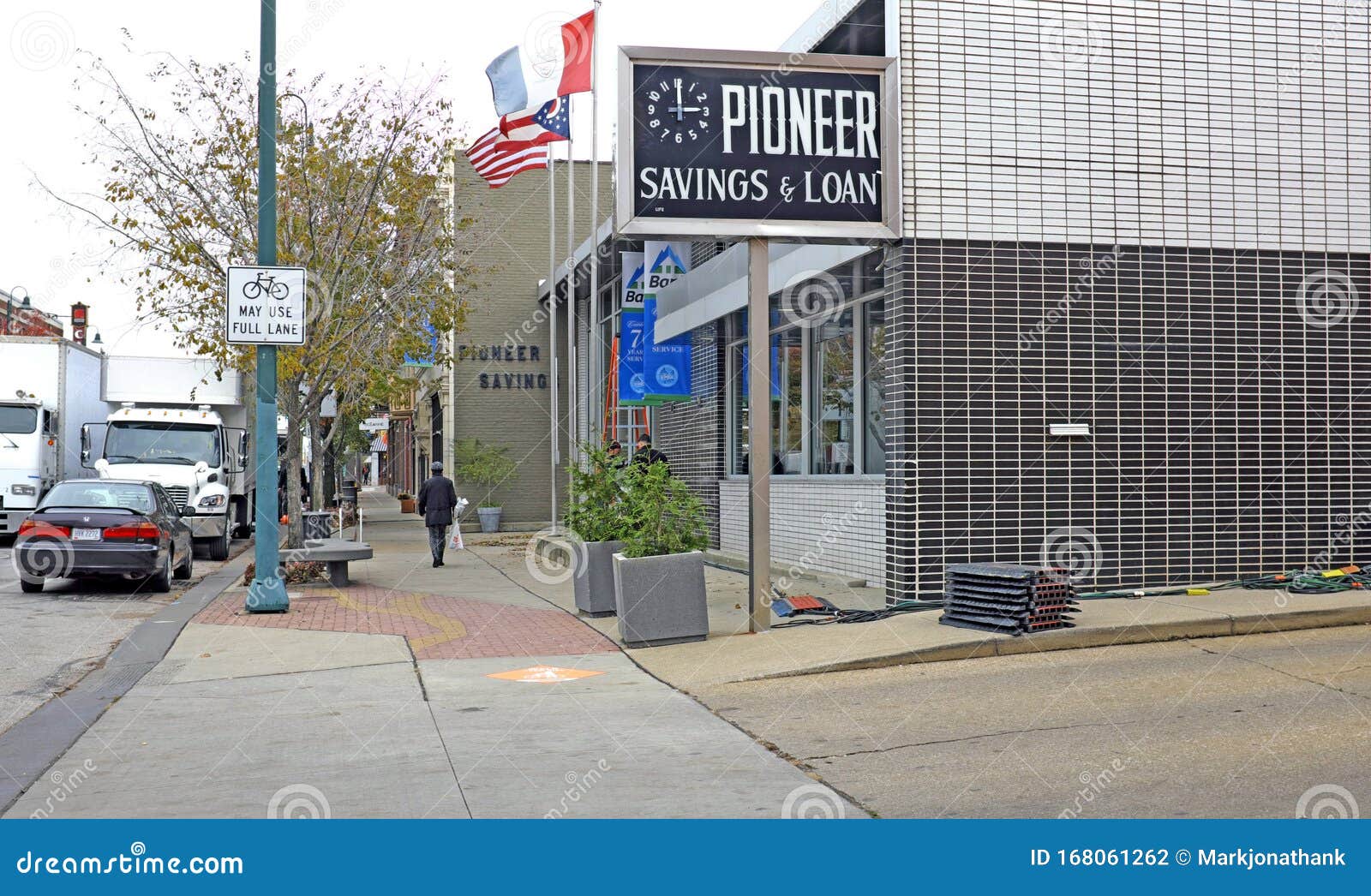 Pioneer Savings And Loan On Detroit Avenue In Cleveland, Ohio, Verenigde Staten Redactionele ...