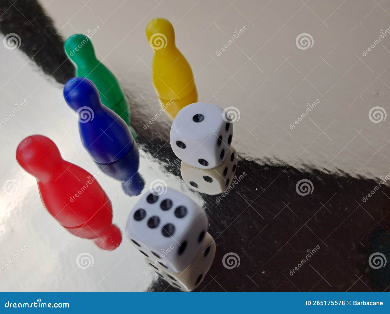 Pions De Jeu De Société Et Dés Avec Des Pièces Colorées Photo stock - Image  du amusement, plaisir: 265175578