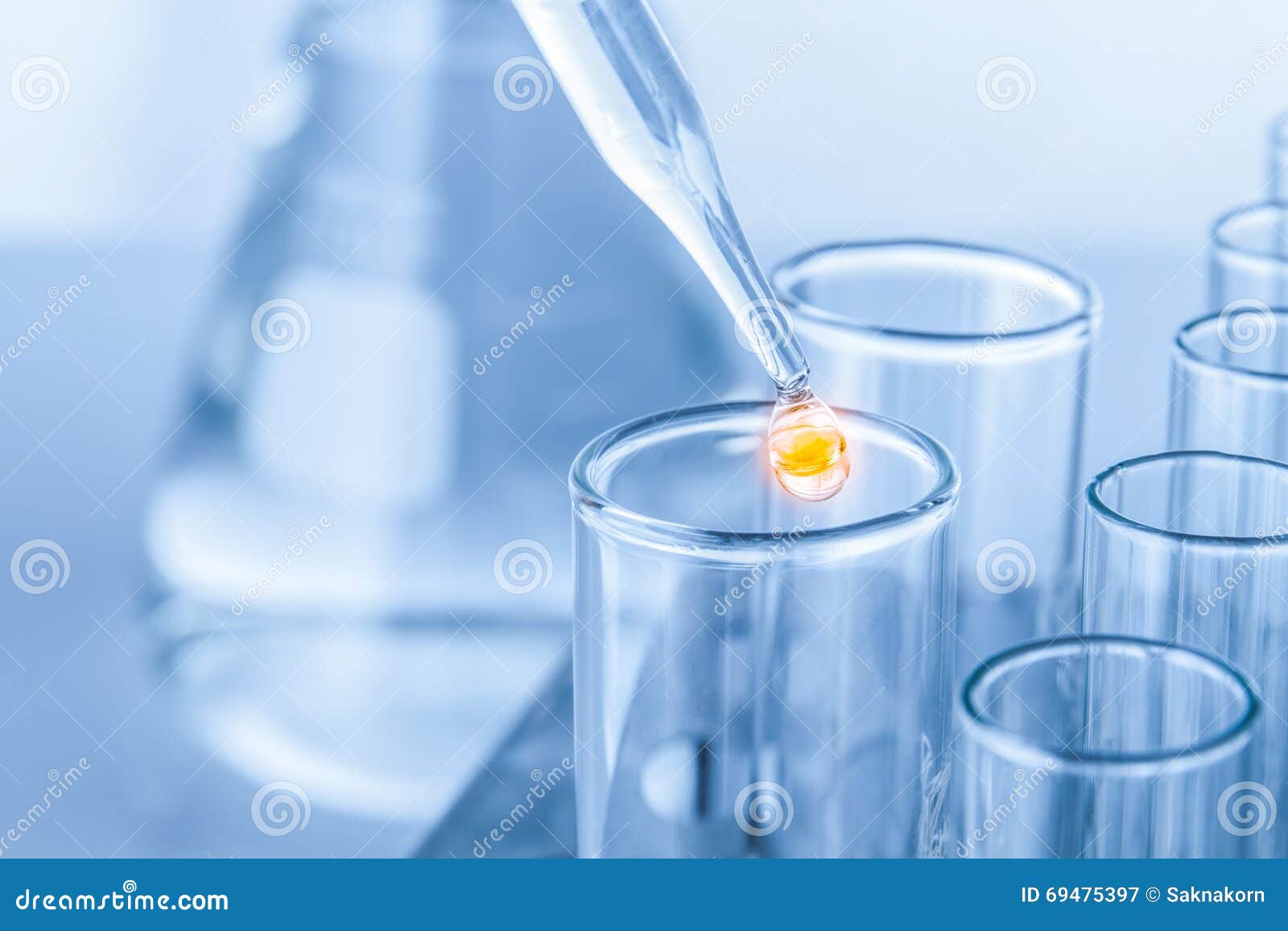 Pipette De Laboratoire Avec La Goutte De Liquide Au-dessus Des Tubes à  Essai En Verre Image stock - Image du chimique, couleur: 69475397