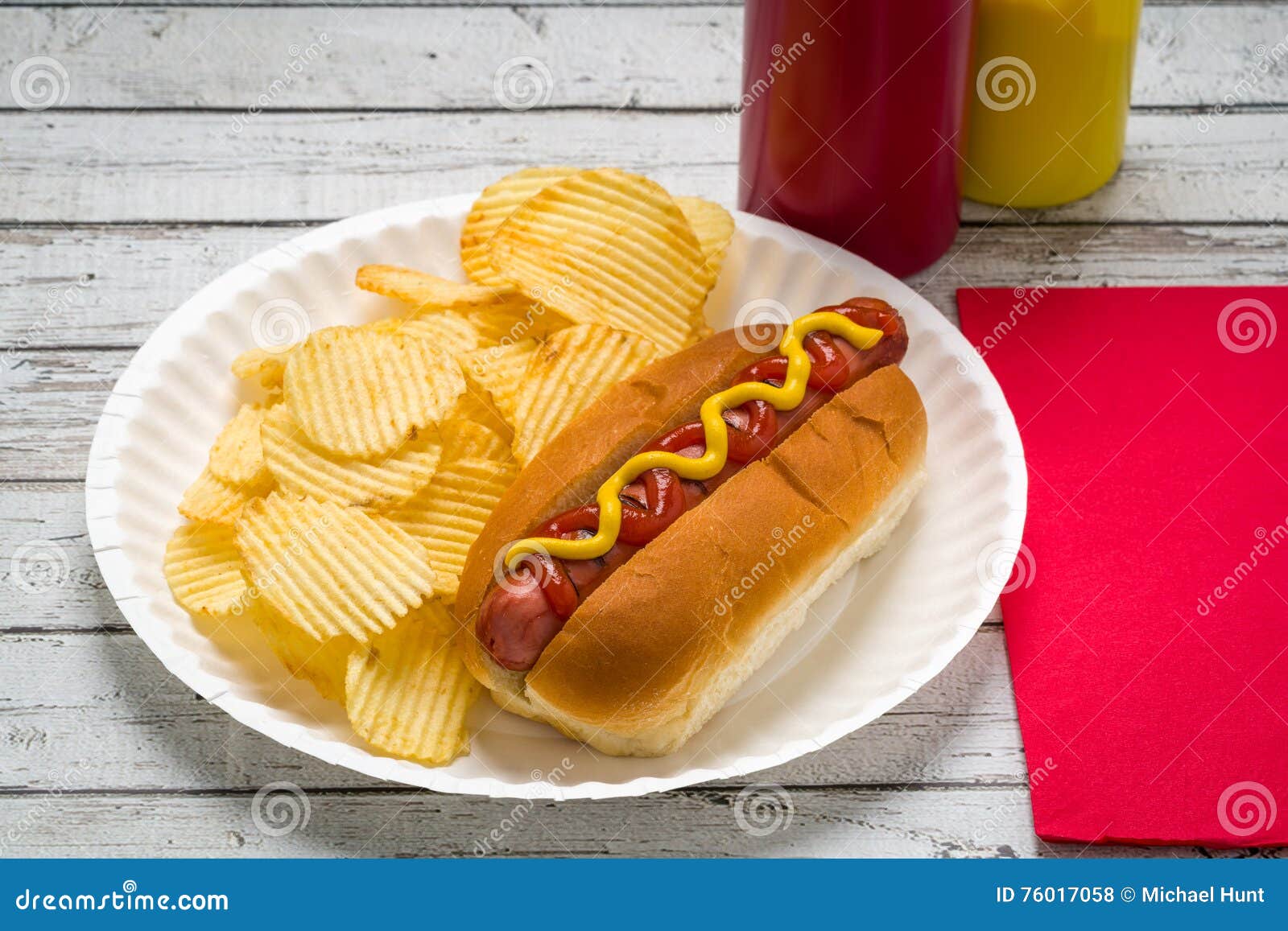 Hot Dog Américain Maison À La Moutarde Et Chips De Pommes De Terre