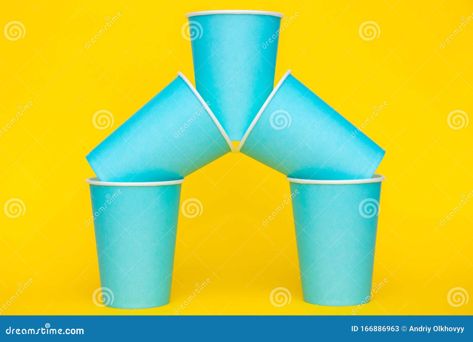Pirámide De Papel Azul Vasos Desechables Sobre Fondo Amarillo Establecer  Para Grupo Copiar, Espacio Vacío Para Texto Imagen de archivo - Imagen de  colorido, envase: 166886963