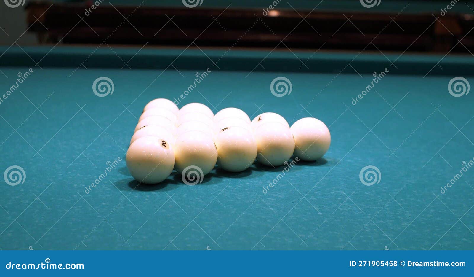 Mesa de bilhar com superfície verde e bolas no clube de bilhar. jogo de  bilhar.