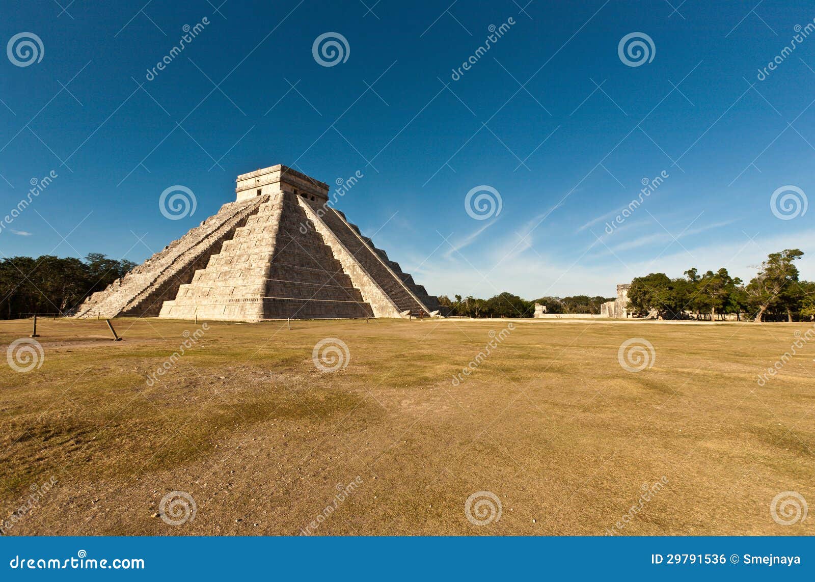 piramide of kukulcan in chichen itza