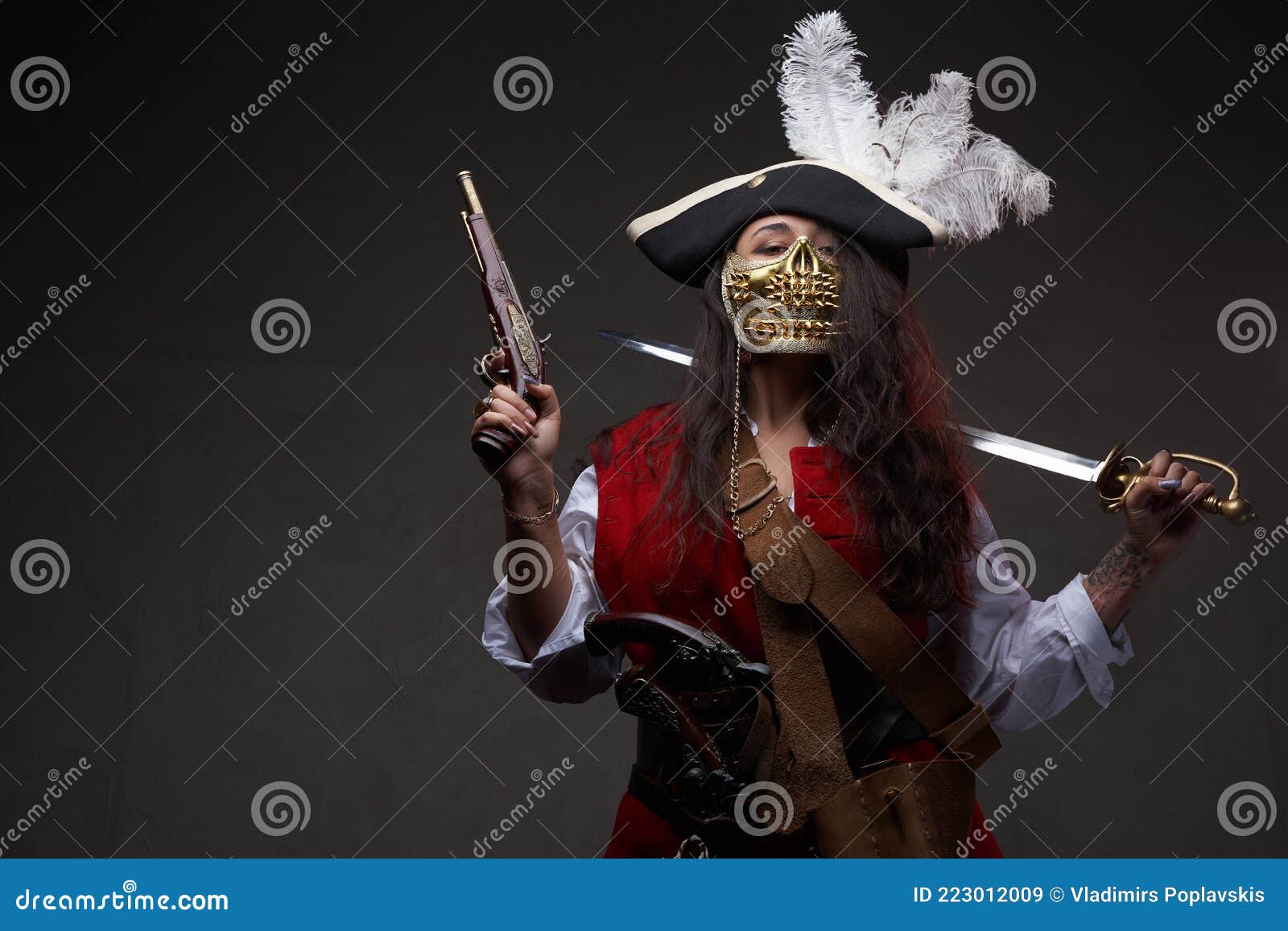 Pirata Mujer Con Máscara Dorada Contra Fondo Oscuro Imagen de archivo -  Imagen de mujer, pirata: 223012009