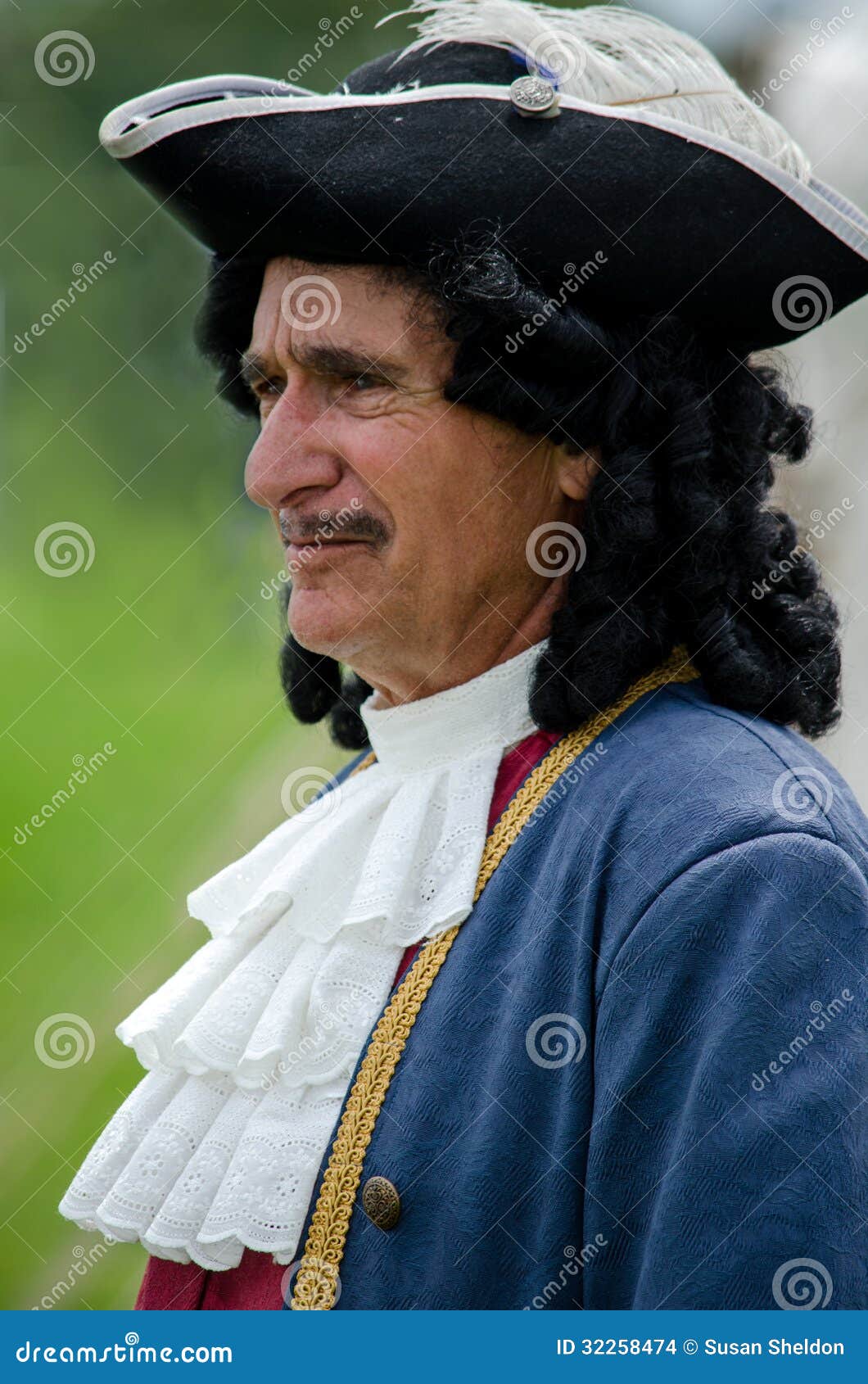 Pirata portret. Portret denny captian podczas festiwalu przy ucztą Truskawkowy księżyc festiwal w Uroczystej przystani Michigan lub pirat.
reenactors ubierają up to odtwarzają życie w Michigan wzdłuż banków pf uroczysta rzeka w opóźnionych 1700s dokąd rodowici amerykanie pracowali i żyli przy trapery, wojskowy, handlarzi i futerkowi handlowowie,