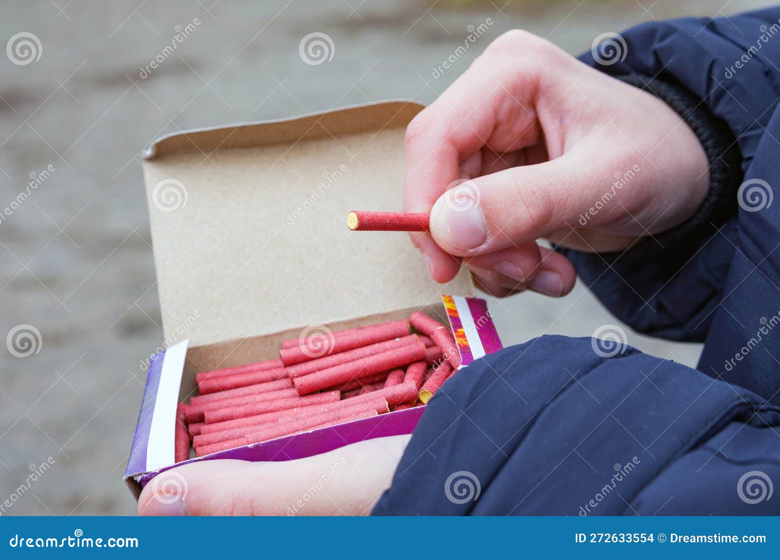 Pirotecnia Para Vacaciones. Petardos O Petardos En Manos De Un Niño. Foto  de archivo - Imagen de potencia, escupida: 272633554