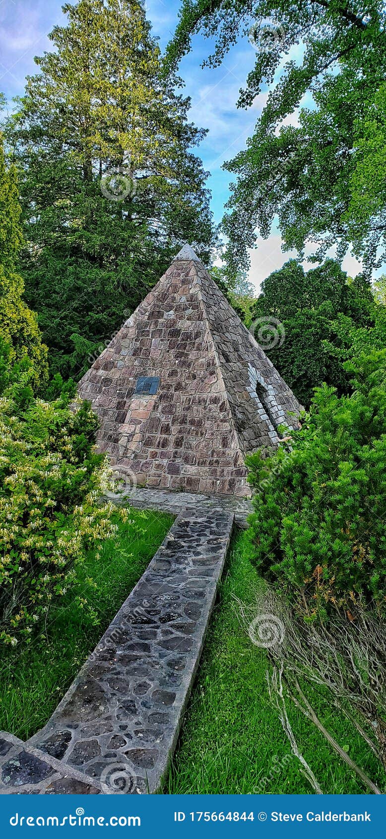 Pirámides de quakertown foto de archivo. Imagen de templo 175664844