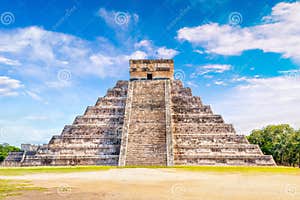 Pir mide De Kukulcan Em Chichen Itza Na Pen nsula De Yucatan M xico 