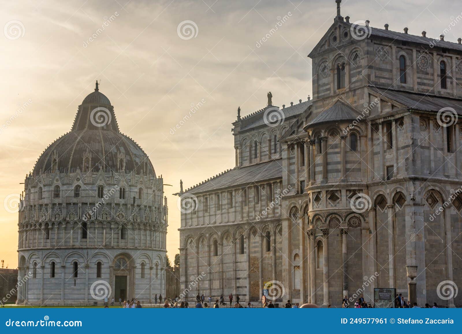 Pisa Italia 14 De Abril De 2022 : Vistas a La Catedral Y Al Baptisterio ...