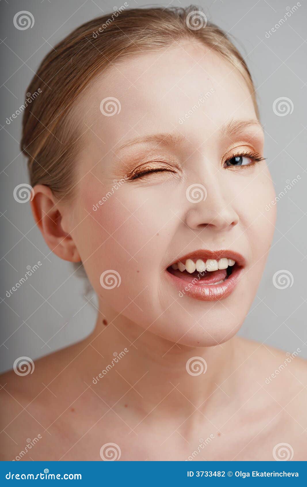 Piscadela foto de stock. Imagem de menina, divertimento - 3733482, image size:1067x1690