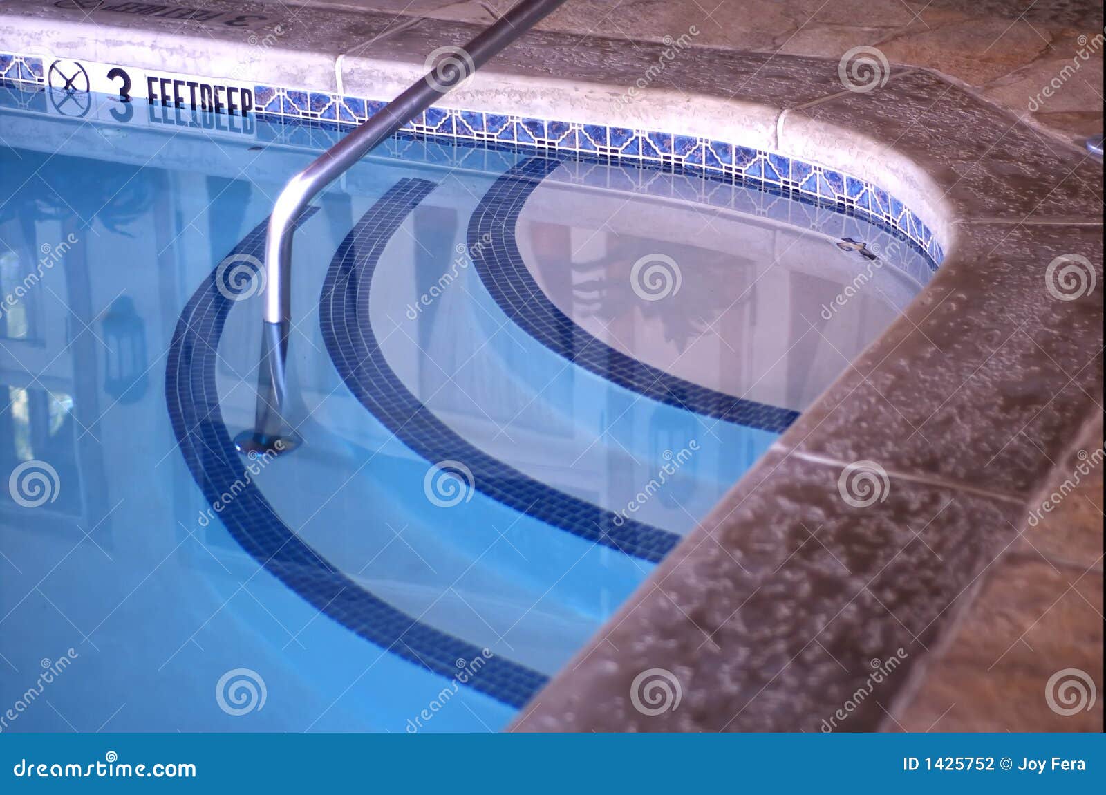 Escaleras y barandilla en la piscina - 3 pies de profundo