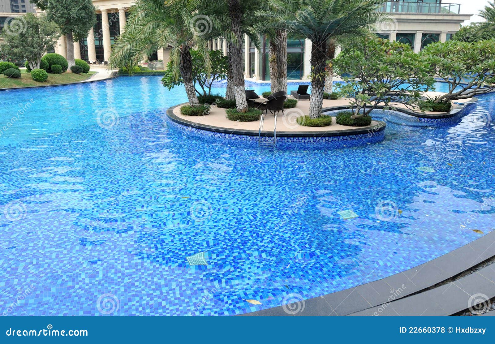 Piscina al aire libre foto de archivo. Imagen de lujo 22660378