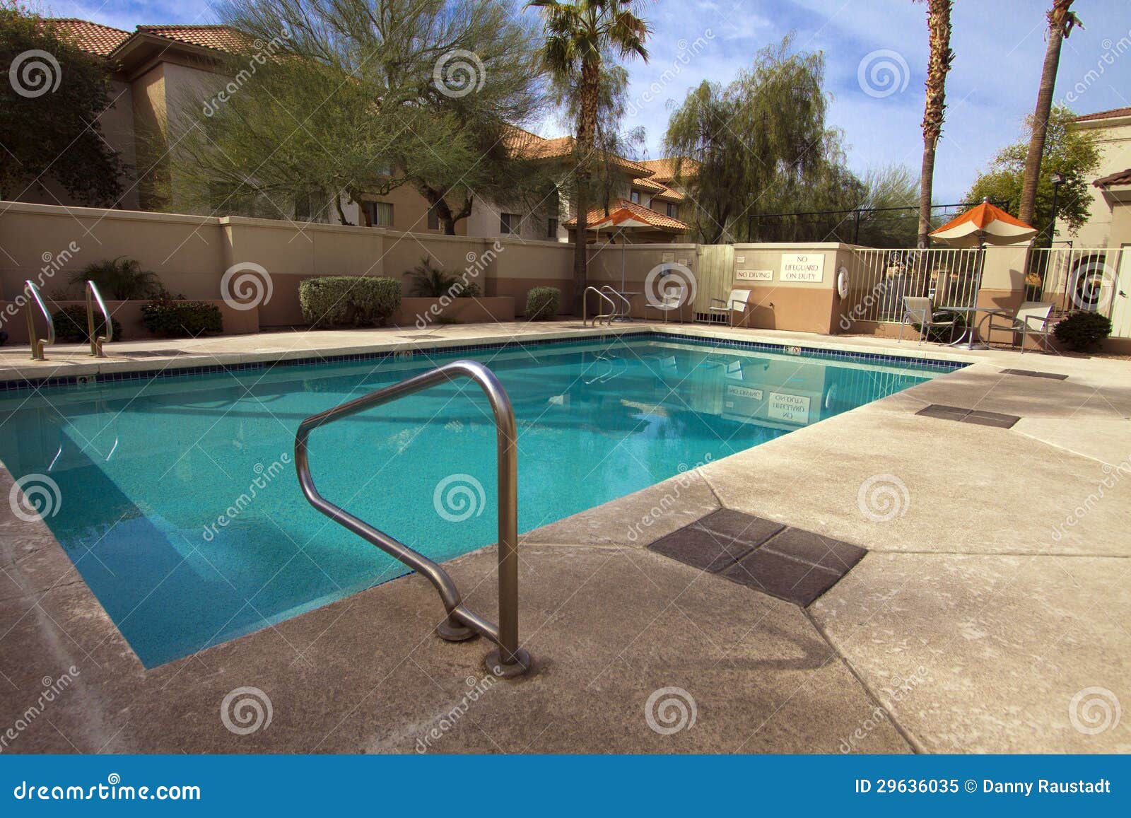 Piscina al aire libre imagen de archivo. Imagen de hermoso 29636035