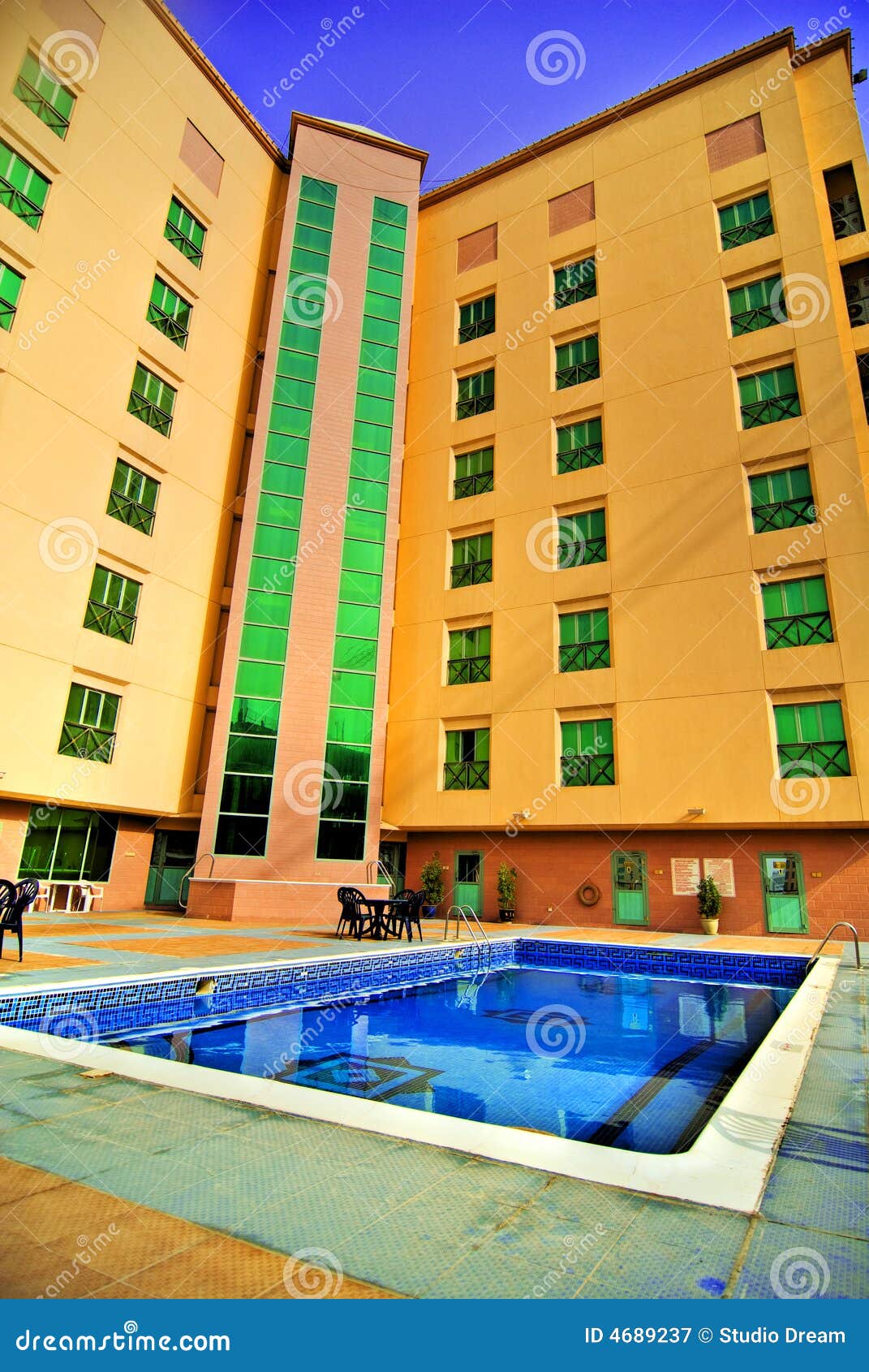 Piscina Al Aire Libre Del Hotel Imagen de archivo Imagen de cubierta